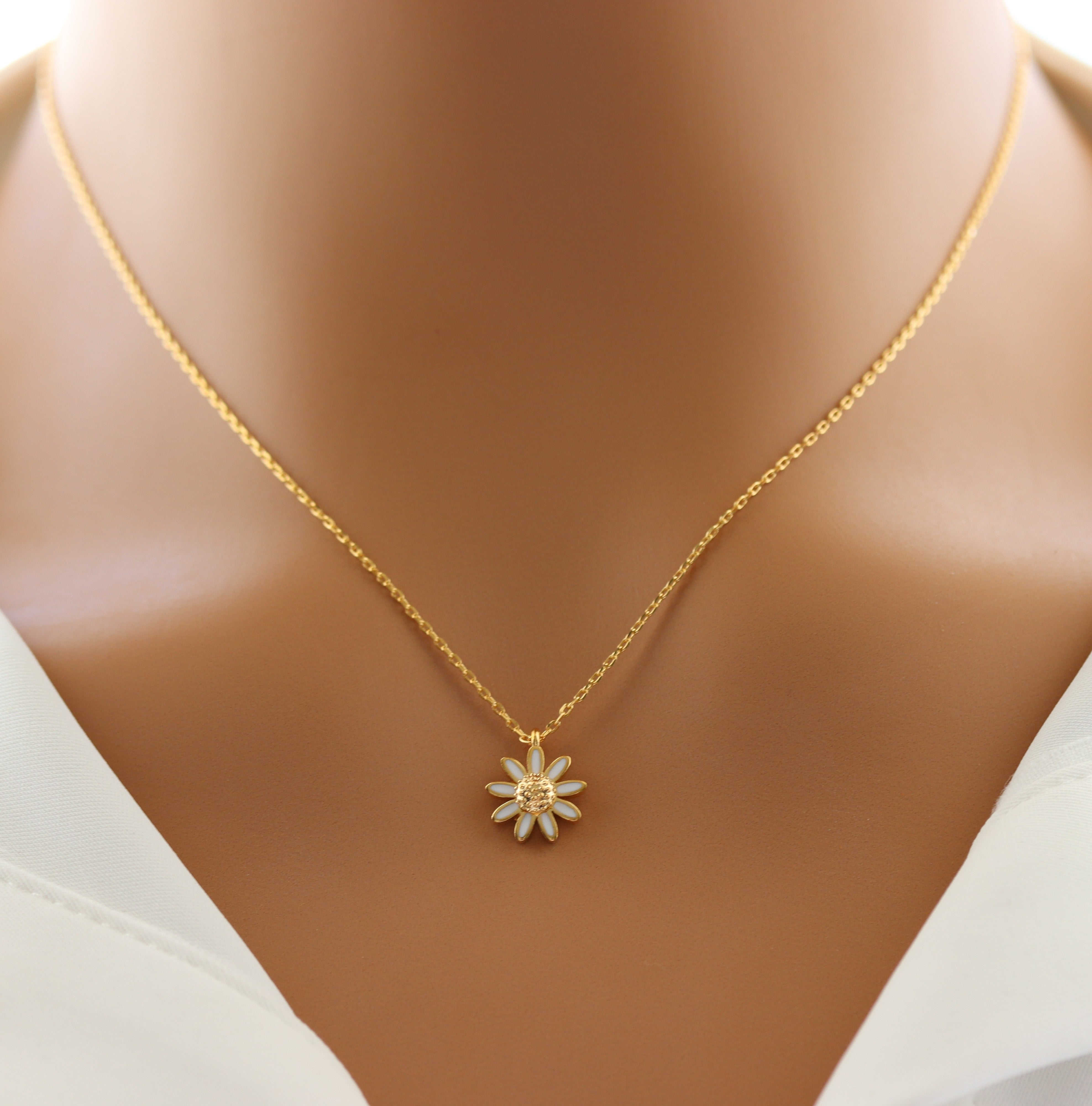 STG 18K Gold Plated Dainty Daisy Flower Pendant Necklace – Cute & Feminine Floral Jewelry for Everyday Bloom