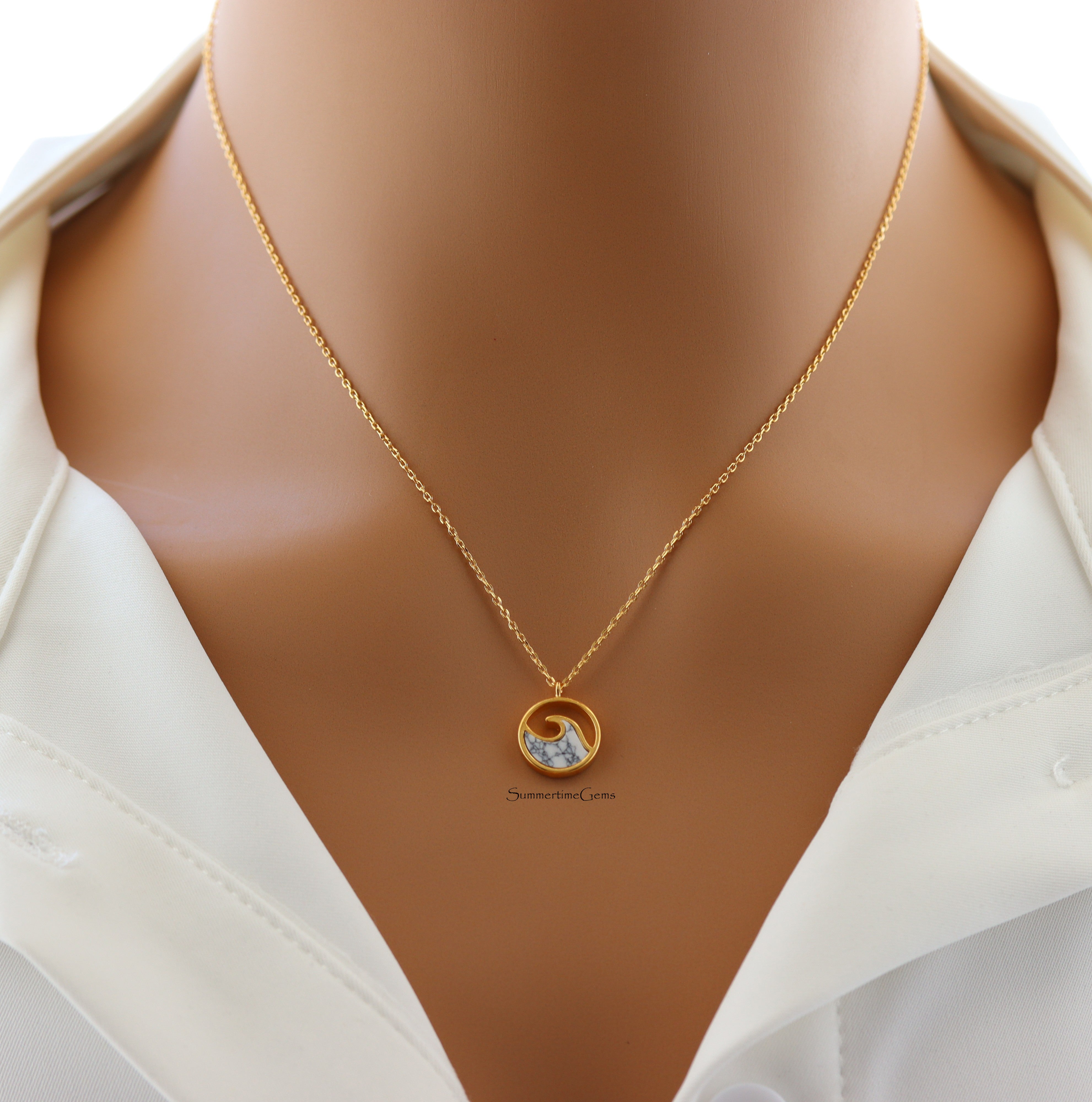 STG 18K Gold Plated Round Wave Coin Pendant Necklace – Minimalist Ocean-Inspired Jewelry