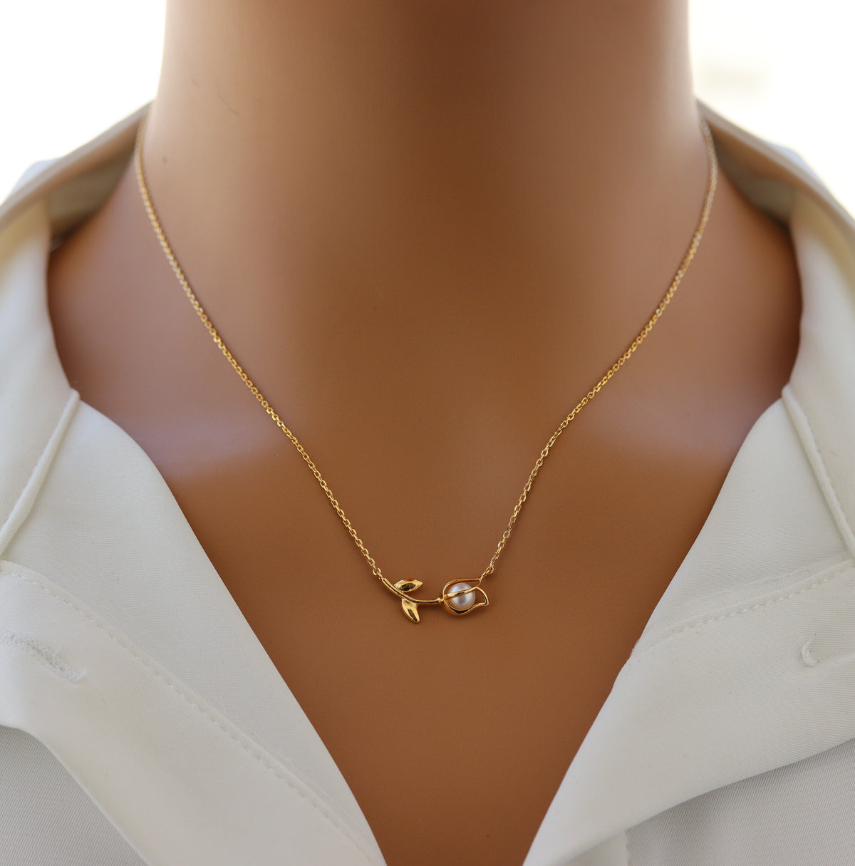 STG 18K Gold Plated June Birthstone Pearl Tulip Pendant Necklace – Elegant Floral Jewelry with a Touch of Meaning